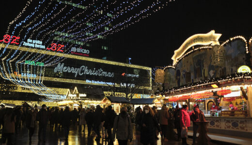 カイザー・ヴィルヘルム記念教会前の広場で行われるクリスマスマーケット「Weihnachtsmarkt an der Gedächtniskirche」を訪れる